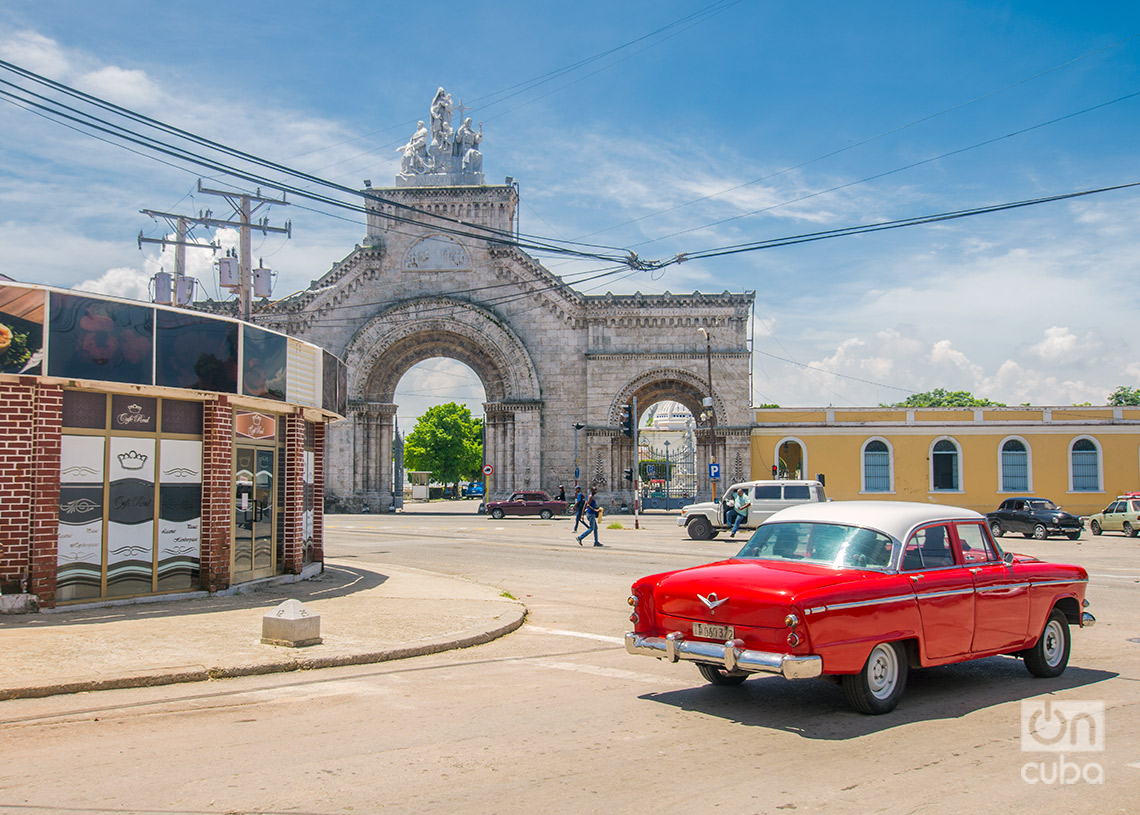 Entrada del Cementerio de Colón, en el Vedado. Foto: Otmaro Rodríguez.