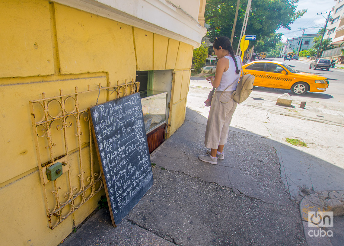 Una joven frente a una puesto de venta particular en el Vedado. Foto: Otmaro Rodríguez.