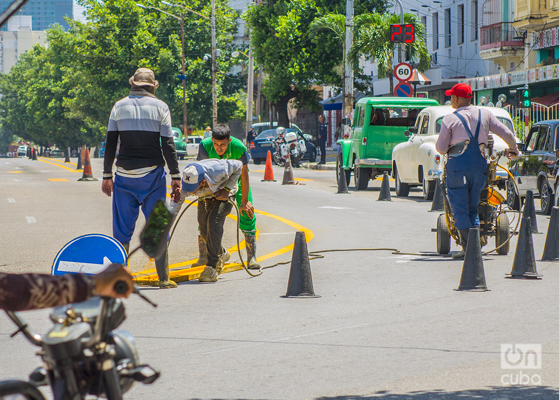 Trabajadores en la calle 23 del Vedado. Foto: Otmaro Rodríguez.