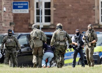 El autor del ataque con un cuchillo se entregó a una patrulla policial la noche del 24 de agosto, según informó la policía. En la imagen, conducido al tribunal supremo. Foto: RONALD WITTEK/EPA.