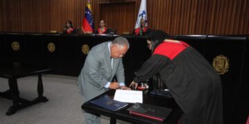 Elvis Amoroso, presidente del CNE, entrega los documentos y actas de las elecciones presidenciales al Tribunal Supremo de Justicia de Venezuela. Foto: @cneesvzla / X.