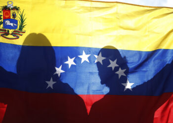 Venezolanos participan en una manifestación en rechazo a los resultados del Consejo Nacional Electoral (CNE) desde San Salvador, El Salvador. Foto: Rodrigo Sura/EFE.