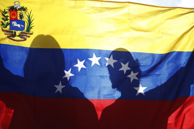 Venezolanos participan en una manifestación en rechazo a los resultados del Consejo Nacional Electoral (CNE) desde San Salvador, El Salvador. Foto: Rodrigo Sura/EFE.