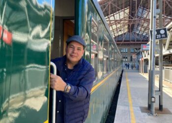 Abordando el tren Fernando II en la estación Príncipe Pío, para un viaje al pasado del reino de Castilla y de los ferrocarriles españoles. Primavera de 2024. Foto: Thomas Gault.