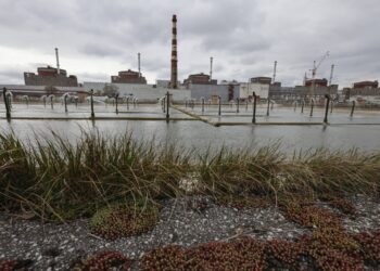 Fotografía de archivo de la central nuclear de Zaporizhzhia, en Ucrania, durante una visita organizada por las fuerzas militares de Rusia, que controlan la región. Foto: Sergei Ilnitsky / EFE / Archivo.