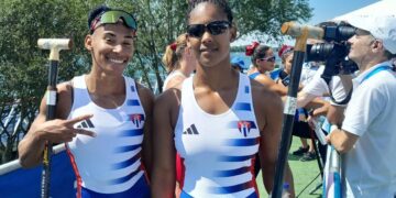 Las canoístas cubanas Yarisleidis Cirilo (i) y Yinnoly López, clasificadas a la semifinal del C2 a 500 metros en París 2024. Foto: Tomada del perfil de Facebook de Gretel Yanet.