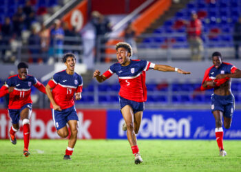 Karel Pérez celebra un gol en el partido contra Honduras que le dió a Cuba el boleto al Mundial Sub-20 de futbol. Foto: Fabián Meza.