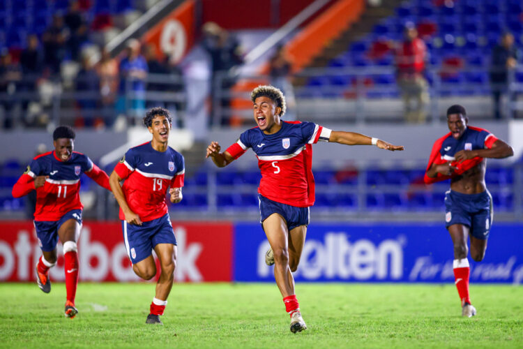 Karel Pérez celebra un gol en el partido contra Honduras que le dió a Cuba el boleto al Mundial Sub-20 de futbol. Foto: Fabián Meza.