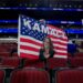 Un delegado sostiene una bandera durante la segunda noche de la Convención Nacional Demócrata en el United Center en Chicago, Illinois, 20 de agosto de 2024. Foto: EFE/EPA/WILL OLIVER.