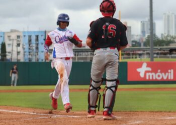 El equipo cubano de béisbol sub-18 anota una carrera en su partido contra Canadá, en el Torneo Premundial de la categoría, en Panamá, el 7 de agosto de 2024. Foto: @beisbolamericas / X.