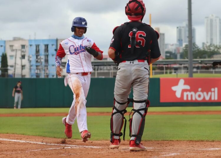 El equipo cubano de béisbol sub-18 anota una carrera en su partido contra Canadá, en el Torneo Premundial de la categoría, en Panamá, el 7 de agosto de 2024. Foto: @beisbolamericas / X.