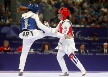 Lisbeth Rodríguez (peto rojo) combate frente a Zaika Khudadadi (REF), en los 47 kg del parataekwondo de los Juegos Paralìmpicos París 2024. Foto: Calixto N. Llanes/JIT