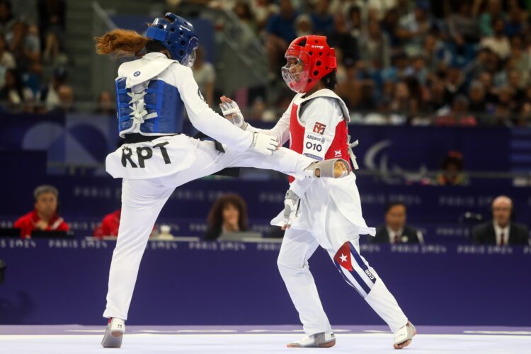 Lisbeth Rodríguez (peto rojo) combate frente a Zaika Khudadadi (REF), en los 47 kg del parataekwondo de los Juegos Paralìmpicos París 2024. Foto: Calixto N. Llanes/JIT