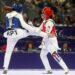 Lisbeth Rodríguez (peto rojo) combate frente a Zaika Khudadadi (REF), en los 47 kg del parataekwondo de los Juegos Paralìmpicos París 2024. Foto: Calixto N. Llanes/JIT