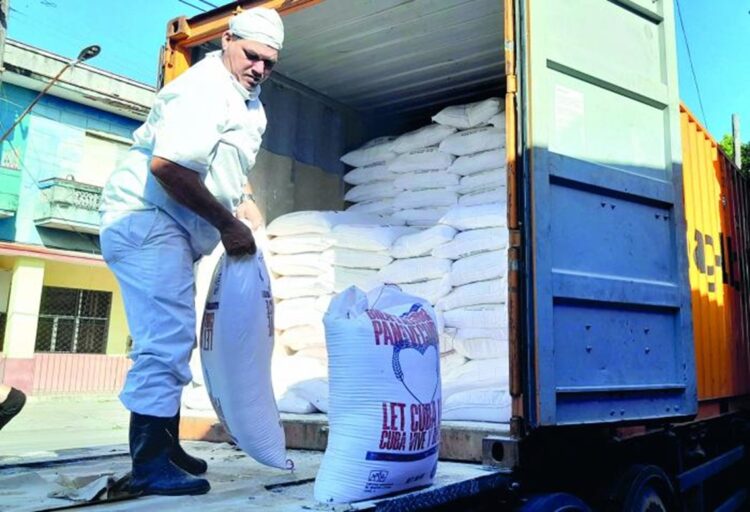 Llegan a La Habana  800 toneladas de harina de trigo para la producción del pan, una donación organizada por The People’s Forum. Foto: Tomada de Granma.