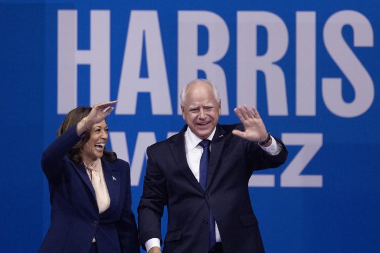 La vicepresidenta de EEUU y candidata demócrata a la presidencia, Kamala Harris, junto a su compañero de campaña y gobernador de Minnesota, Tim Walz, en un mitin en Liacouras Center en la Temple University de Philadelphia, 6 de agosto de 2024. Foto: EFE/EPA/MICHAEL REYNOLDS.