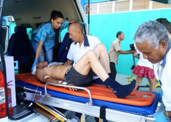 Personal de Salud traslada a un lesionado en un accidente de tránsito ocurrido en la provincia de Granma, el 1 de agosto de 2024. Foto: Radio Bayamo / Facebook.