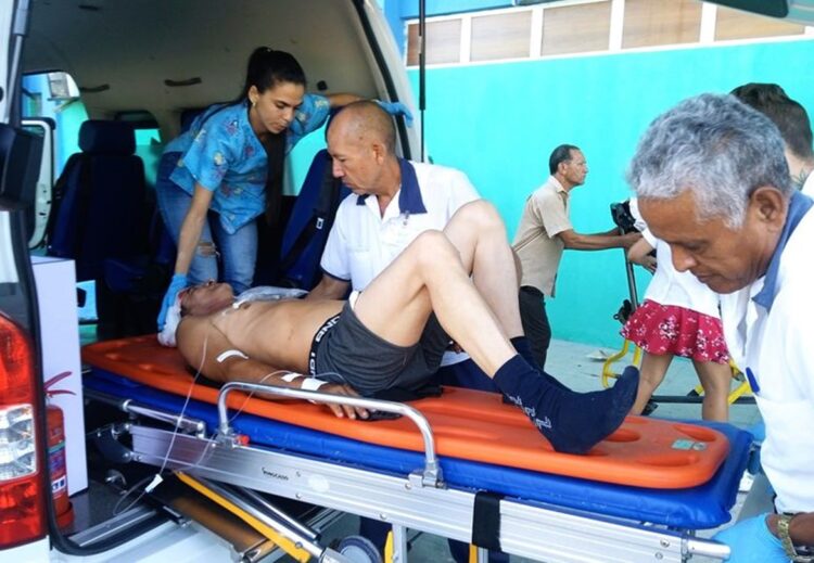 Personal de Salud traslada a un lesionado en un accidente de tránsito ocurrido en la provincia de Granma, el 1 de agosto de 2024. Foto: Radio Bayamo / Facebook.