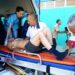 Personal de Salud traslada a un lesionado en un accidente de tránsito ocurrido en la provincia de Granma, el 1 de agosto de 2024. Foto: Radio Bayamo / Facebook.