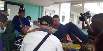 Personal de Salud atiende a un lesionado en un accidente de tránsito ocurrido en la provincia de Guantánamo, el 6 de agosto de 2024. Foto: Radio Guantánamo / Facebook.