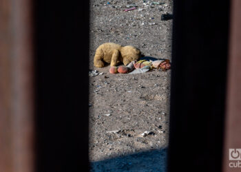 Objetos que se encuentran en el muro que se alza en la frontera entre Estados Unidos y México. Foto: Kaloian.