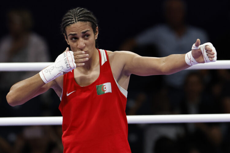 La boxeadora argelina Imane Khelif celebra su victoria ante la húngara Anna Luca Hamori en su combate de cuartos de final, categoría 66kg. North Paris Arena de Seine-Saint Denis. Foto: EFE/ Miguel Toña.