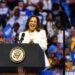 La Vicepresidenta y candidata demócrata, Kamala Harris, durante un mitin de campaña en el Enmarket Arena, Savannah, Georgia, el 29 de agosto de 2024. Foto: EFE/EPA/HUNTER D. CONE.