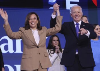 El presidente de EE.UU. Joe Biden y la vicepresidenta Kamala Harris saludan al público tras el discurso de Biden en la noche de apertura de la Convención Nacional Demócrata (DNC) en el United Center de Chicago, Illinois, EE.UU., 19 de agosto de 2024. Foto: Justin Lane / EFE.