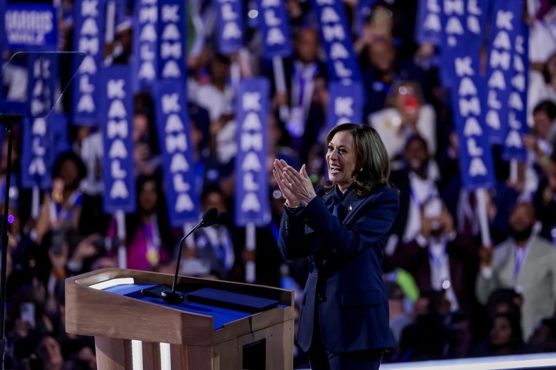 La candidata presidencial demócrata Kamala Harris durante la última noche de la Convención Nacional Demócrata (DNC) en el United Center de Chicago, Illinois, Estados Unidos, 22 de agosto de 2024. Foto: Justin Lane / EFE.