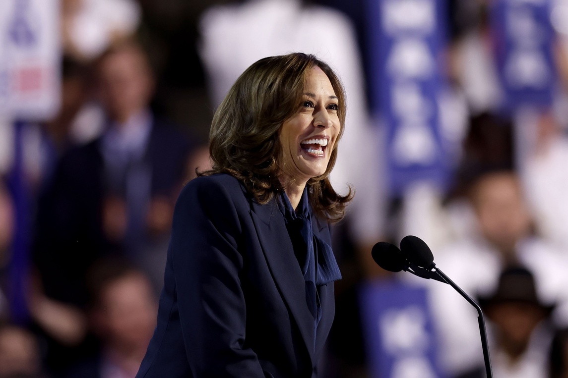 La candidata presidencial demócrata Kamala Harris durante la última noche de la Convención Nacional Demócrata (DNC) en el United Center de Chicago, Illinois, Estados Unidos, 22 de agosto de 2024. Foto: Carolina Brehman / EFE.