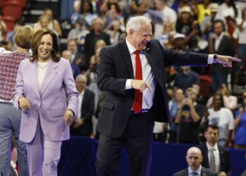 La candidata demócrata a la presidencia, Vicepresidenta Kamala Harris, y su candidato a vicepresidente, el gobernador de Minnesota, Tim Walz, en Las Vegas, Nevada, el 10 de agosto de 2024. Foto: EFE/EPA/BIZUAYEHU TESFAYE.