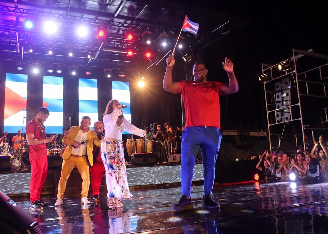 Mijaín López participa en la bienvenida popular de la delegación olímpica cubana de París 2024, en La Piragua, La Habana. Foto: Calixto N. Llanes / Jit / Facebook.