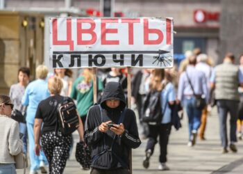 Imagen de archivo de personas en una calle de Moscú, Rusia. Foto: Yuri Kochetkov / EFE / EPA / Archivo.