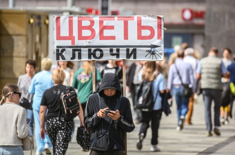 Imagen de archivo de personas en una calle de Moscú, Rusia. Foto: Yuri Kochetkov / EFE / EPA / Archivo.