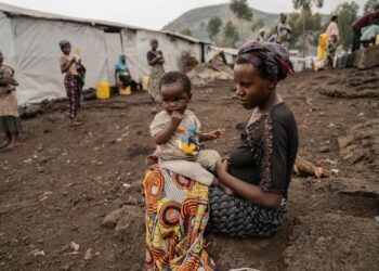 Tuliza Bisere sostiene a su hija Ishara que se curó de mpox pero aún muestra cicatrices de la enfermedad en el campo de desplazados internos de Mudja, República Democrática del Congo, 20 de agosto 2024. Foto: EFE/EPA/MOISE KASEREKA.