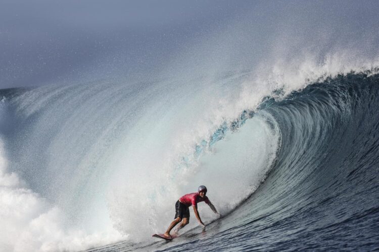 El japonés Reo Inaba en acción durante la tercera ronda masculina de surf en los Juegos Olímpicos de París 2024, en Teahupo'o, Tahití. Foto:  Fazry Ismail/EFE.