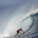 El japonés Reo Inaba en acción durante la tercera ronda masculina de surf en los Juegos Olímpicos de París 2024, en Teahupo'o, Tahití. Foto:  Fazry Ismail/EFE.