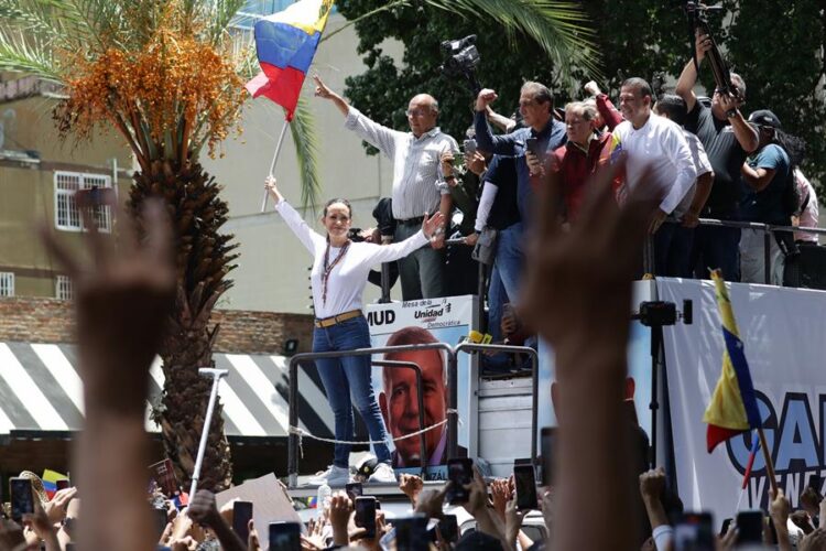 La opositora María Corina Machado en una protesta hoy sábado en Caracas. Foto: EFE.