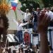 La opositora María Corina Machado en una protesta hoy sábado en Caracas. Foto: EFE.