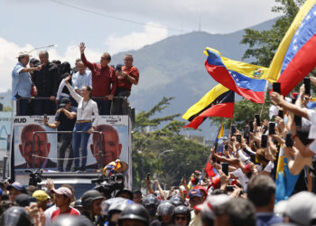 María Corina Machado saluda a seguidores este sábado, en Caracas. Foto: Miguel Gutiérrez/EFE.