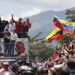 María Corina Machado saluda a seguidores este sábado, en Caracas. Foto: Miguel Gutiérrez/EFE.