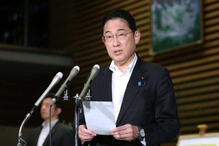 El Primer Ministro japonés, Fumio Kishida, habla con un periodista después del terremoto. Foto:  JIJI PRESS JAPAN/ EFE/EPA.