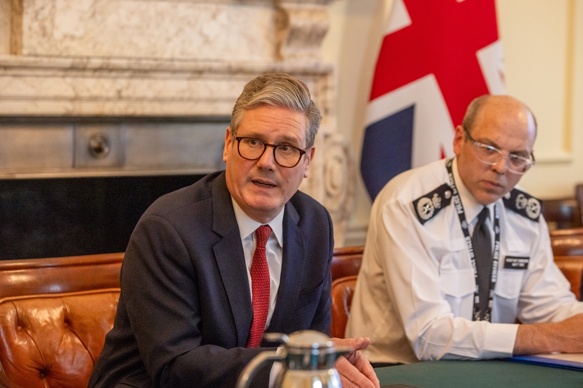 El primer ministro británico Keir Starmer (i) durante una reunión con jefes policiales, en Downing Street, Londres. Foto: Laura Zapata / POOL / EFE.