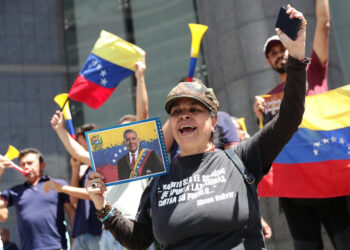 Una mujer sostiene una imagen del candidato opositor Edmundo González Urrutia, de la Plataforma Unitaria Democrática (PUD), durante una protesta contra de los resultados oficiales de las elecciones Venezuela. Foto: Ronald Peña R. / EFE.