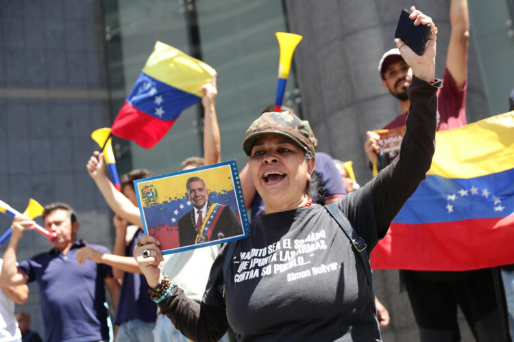 Una mujer sostiene una imagen del candidato opositor Edmundo González Urrutia, de la Plataforma Unitaria Democrática (PUD), durante una protesta contra de los resultados oficiales de las elecciones Venezuela. Foto: Ronald Peña R. / EFE.