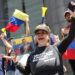 Una mujer sostiene una imagen del candidato opositor Edmundo González Urrutia, de la Plataforma Unitaria Democrática (PUD), durante una protesta contra de los resultados oficiales de las elecciones Venezuela. Foto: Ronald Peña R. / EFE.