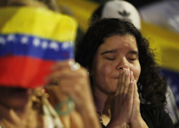 Una venezolana participa en una protesta tras las elecciones presidenciales del domingo en las que el Consejo Nacional Electoral (CNE) dio como ganador a Nicolás Maduro, este miércoles en Cali (Colombia). Foto:  Ernesto Guzman Jr/EFE.