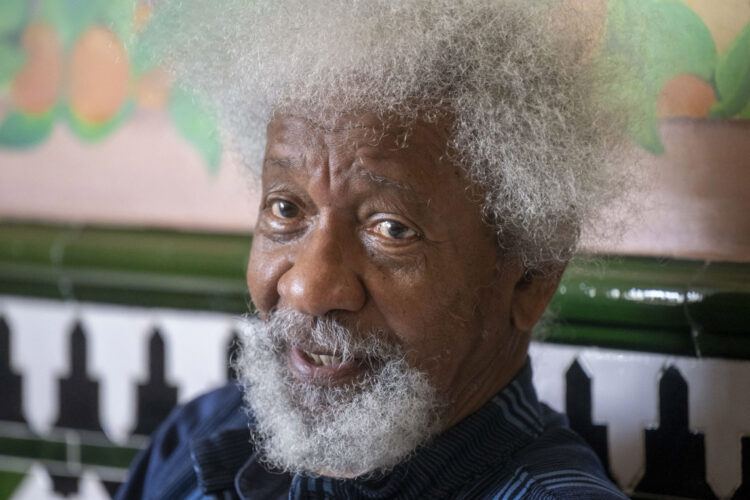 Fotografía de archivo del escritor nigeriano Wole Soyinka, Nobel de Literatura en 1986. Foto: Miguel Ángel Molina / EFE / Archivo.