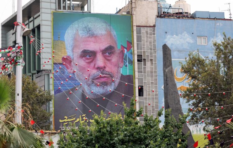 Un cartel del nuevo líder de Hamás, Yahya Al-Sinwar, colgado en una pared en la Plaza Palestina en Teherán, Irán. La tensión sigue siendo alta entre Irán e Israel desde que el difunto líder de Hamas, Ismail Haniyeh, fue asesinado. El ayatolá Jamenei, ha prometido un "duro castigo" contra Israel tras el asesinato de Haniyeh. Foto: EFE/EPA/ABEDIN TAHERKENAREH.