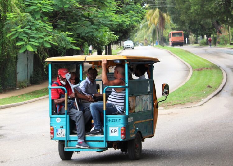 Un triciclo eléctrico en La Habana. Foto: undp.org / Archivo.